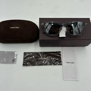 Unisex Tom Ford Sunglasses TF1040D 20 C 52818140–2 made in Italy smoke/black